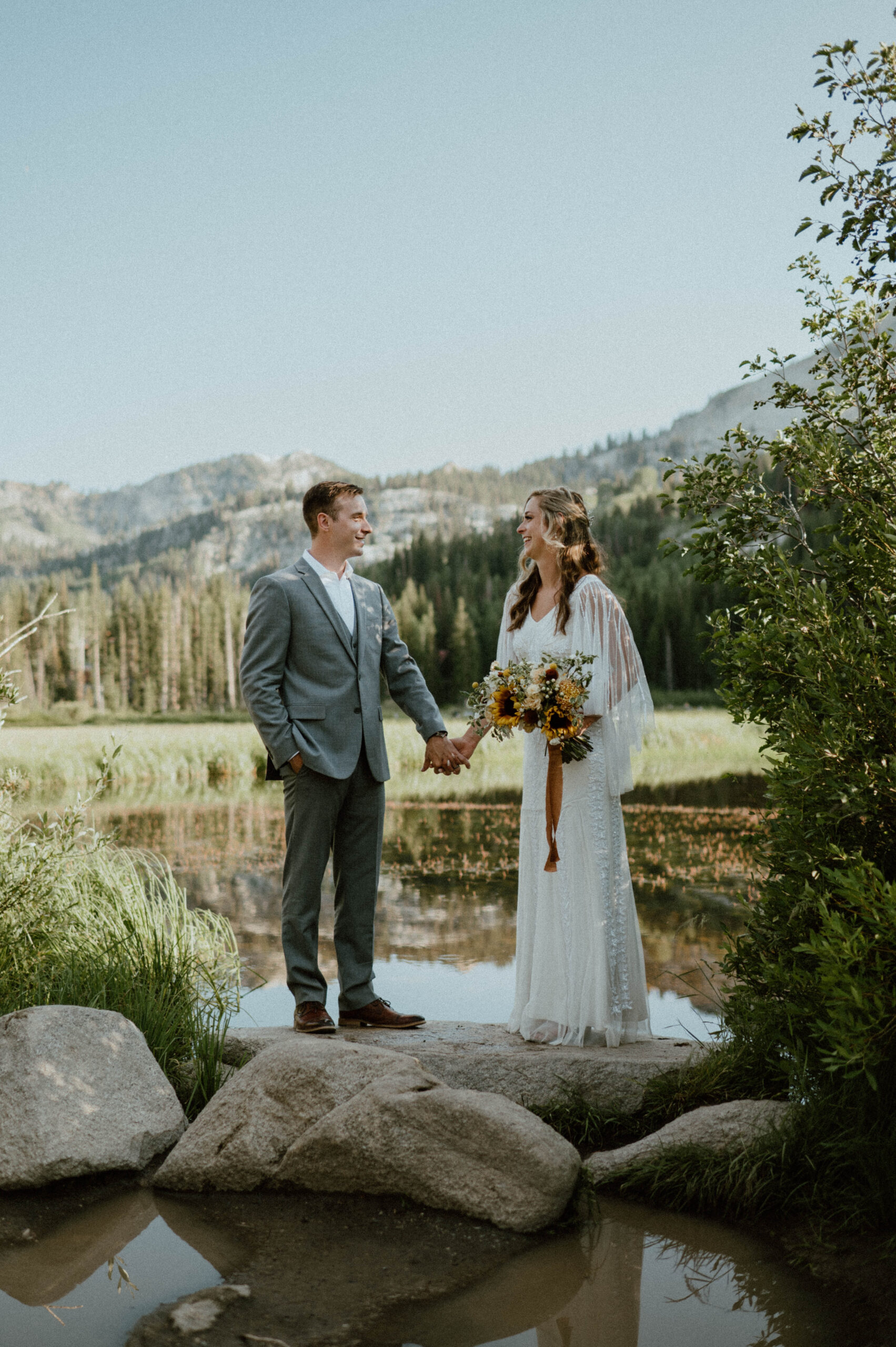 A couple elopes in Utah near a beautiful lake and mountain range