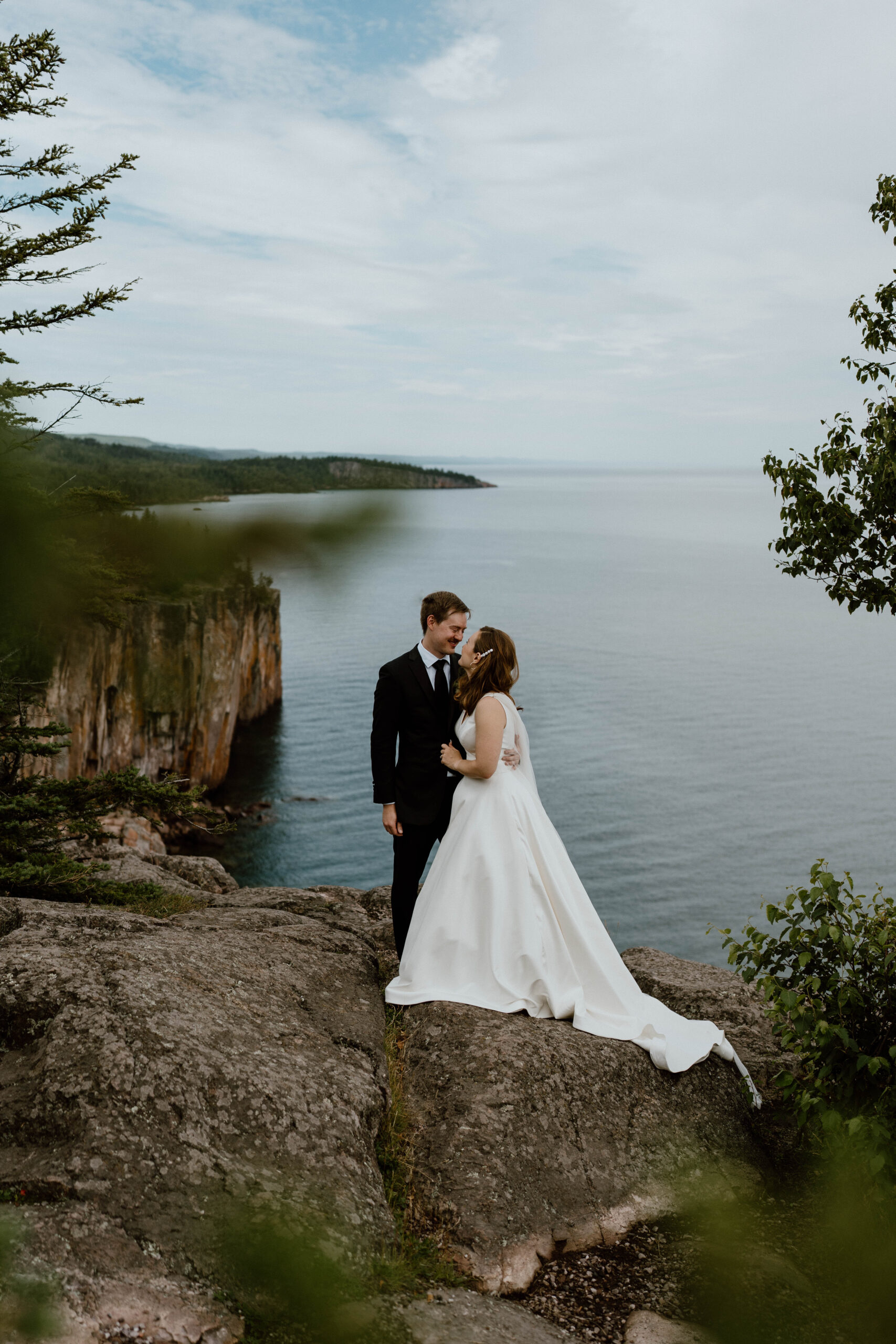 Intimate wedding at Bluefin Bay with a first look at Tettegouche State Park, Minnesota, featuring stunning Lake Superior views and a romantic outdoor celebration.